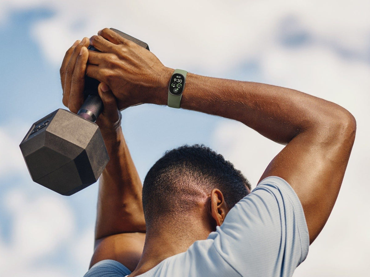 Google Fitbit Edge - Sweat, swim, repeat.