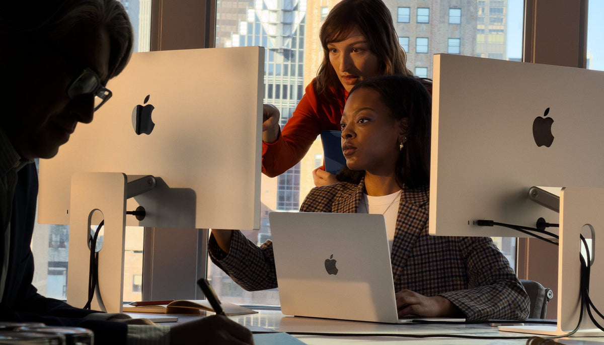 MacBook Air 13-inch (M5) - Two external displays. Wi-Fi 7.