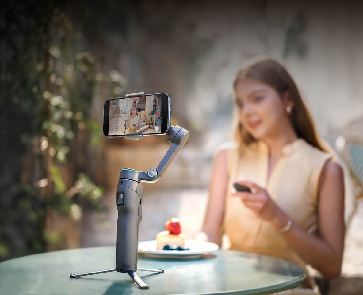 DJI Osmo Mobile 8P - Light that flatters.