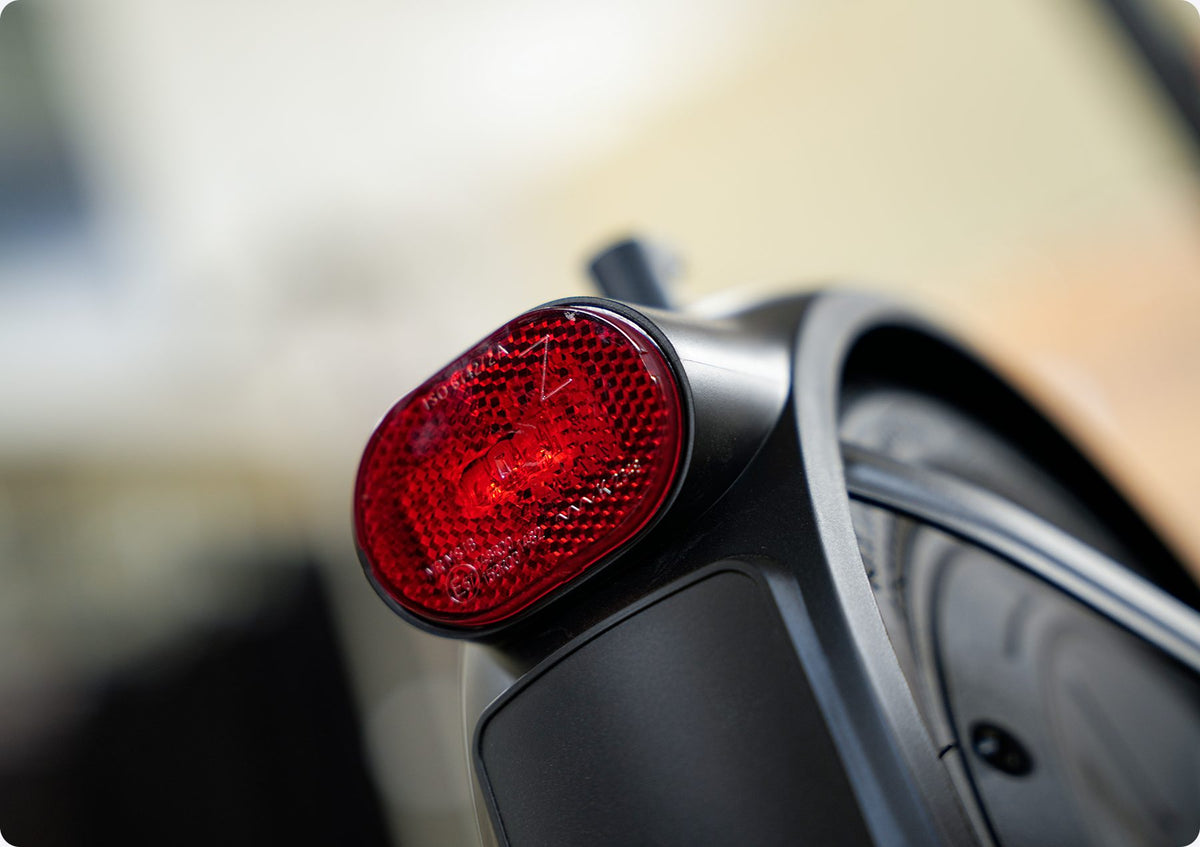 Xiaomi Electric Scooter 6 Essential - Two brakes. Bright lights.